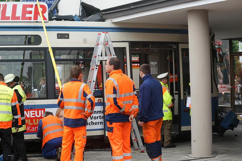 In München ist eine Trambahn entgleist und gegen ein Haus geprallt.