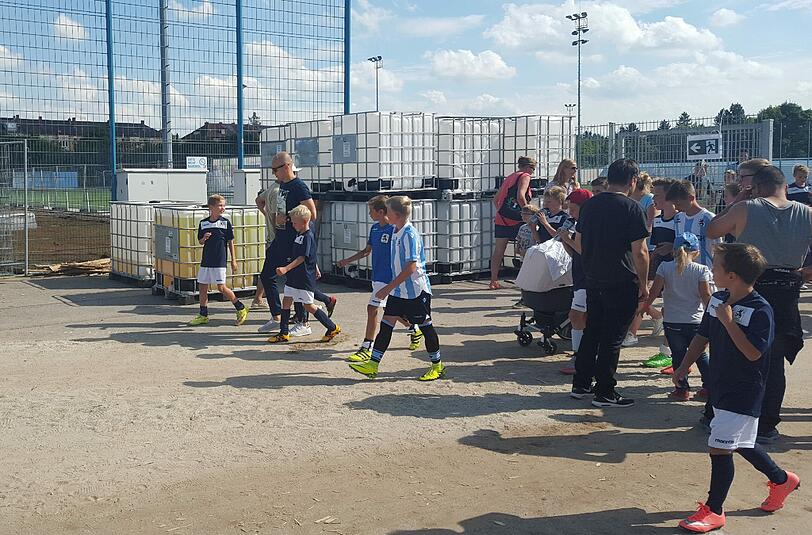 Bayerns Flügelspieler Arjen Robben schaute am Mittwoch bei den Löwen an der Grünwalderstraße vorbei. Die Bilder.