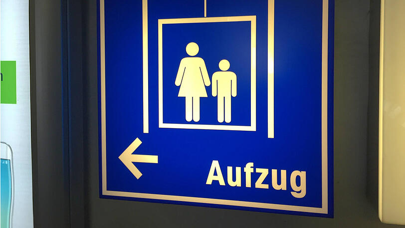 Die Aufzugkabine fiel plötzlich mehrere Meter nach unten. (Symbolbild)