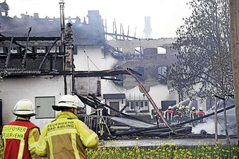 Bei einem Großbrand auf dem Reiterhof Heiming in Schechen wurden zahlreiche Gebäude zerstört, es entstand ein Sachschaden in Millionenhöhe.