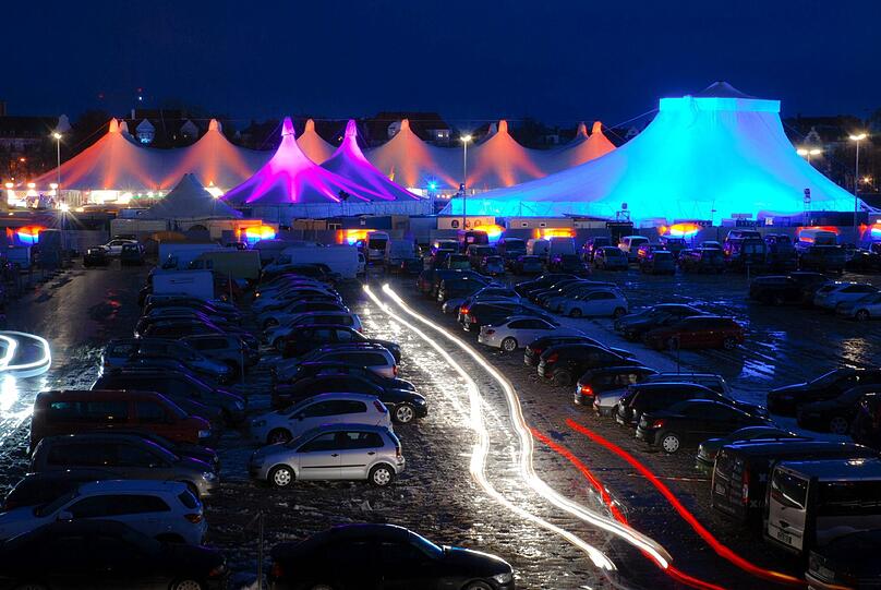 Von Oben Zelte und Straßen: Münchens Tollwood ist vor allem im Dunkeln ganz bunt.
