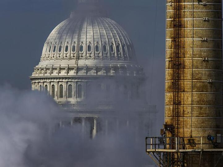Die Kuppel des Kapitols in Washington D.C. hinter dem Qualm eines Kohlekraftwerks.