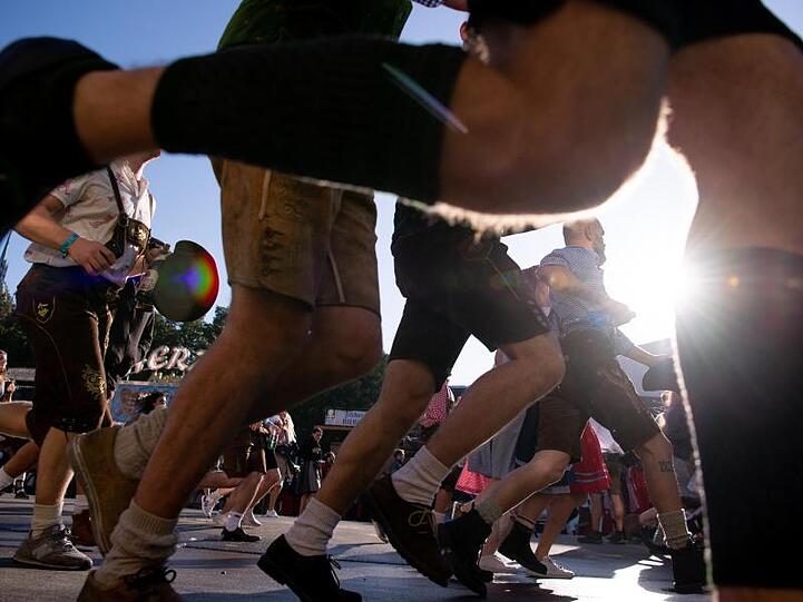 Auftakt zum Oktoberfest. Die ersten Wiesnbesucher rennen zu den Festzelten. Foto: Sven Hoppe