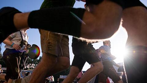 Auftakt zum Oktoberfest. Die ersten Wiesnbesucher rennen zu den Festzelten. Foto: Sven Hoppe