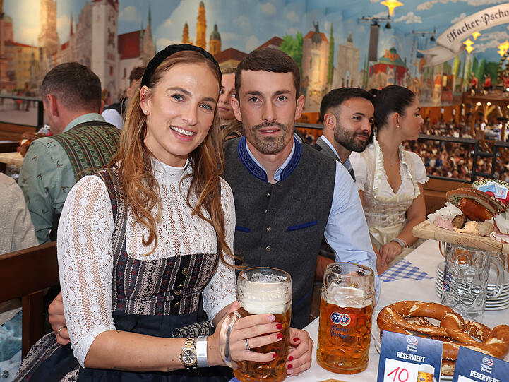 Die Löwen beim traditionellen Wiesn-Besuch im "Himmel der Bayern", dem Hacker-Pschorr-Festzelt.