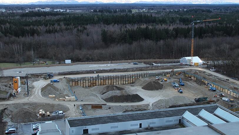 Aus dem Klinikum kann man den Arbeiten gut zuschauen: Unten die Baugrube fürs Hauner, dahinter (am Waldrand) die U-Bahn-Baustelle. Aus dem Klinikum kann man den Arbeiten gut zuschauen: Unten die Baugrube fürs Hauner, dahinter (am Waldrand) die U-Bahn-Baustelle.