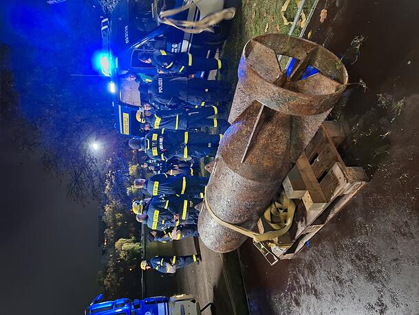 Täuschend echt: Die Fliegerbombe im Kofferraum eines Mietwagens löste in Berlin einen Polizeieinsatz aus.