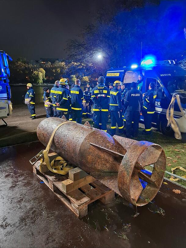 T&auml;uschend echt: Die Fliegerbombe im Kofferraum eines Mietwagens l&ouml;ste in Berlin einen Polizeieinsatz aus.