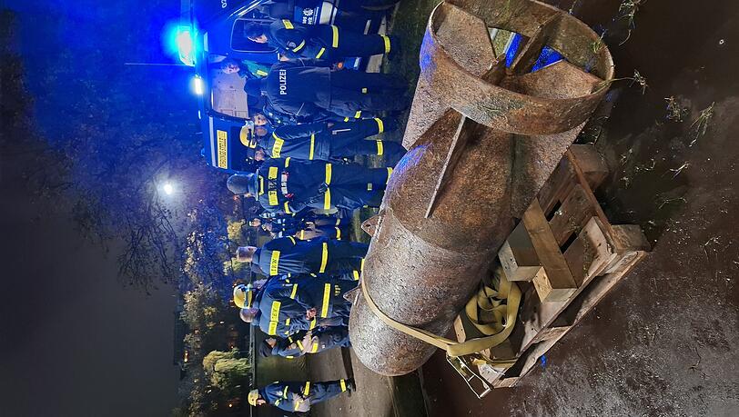 Täuschend echt: Die Fliegerbombe im Kofferraum eines Mietwagens löste in Berlin einen Polizeieinsatz aus. Täuschend echt: Die Fliegerbombe im Kofferraum eines Mietwagens löste in Berlin einen Polizeieinsatz aus.