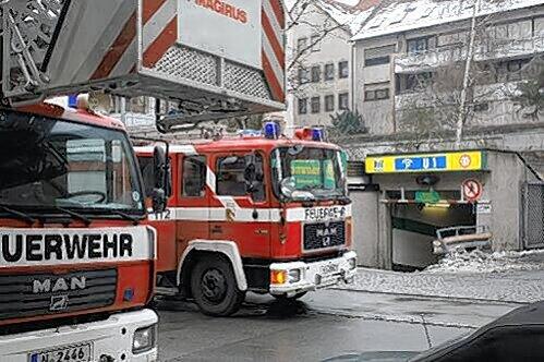 In die Marktkauf-Tiefgarage in der Sulzbacher Straße wurde die Feuerwehr nach einem Autobrand gerufen.
