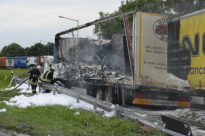 Schwerer Unfall mit drei Lkw bei Wörth: Der Fahrer eines Lastwagen kollidierte mit einem der abgestellten Fahrzeuge, woraufhin drei Lkw in Flammen aufgingen. Ein Mann kam ums Leben. Die Bilder