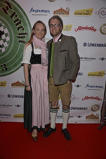 Auch dieses Jahr feierten 2.000 Gäste am Auftakt-Abend der Nacht der Tracht in Dirndl und Lederhosn ein rauschendes Fest im Löwenbräukeller! Bereits zum 12. Mal zapften die Veranstalter Wiesnwirt Christian Schottenhamel und Eventmanager Philip Greffenius beim traditionellen Anstich der Nacht der Tracht das erste Fass gekonnt mit nur zwei Schlägen an, und freuten sich über die gute Stimmung im Festsaal. Die Bilder!