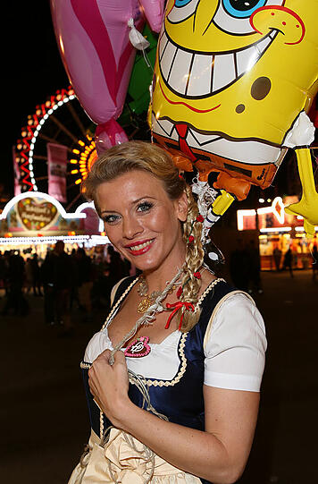 Eva Habermann posiert mit Luftballon.