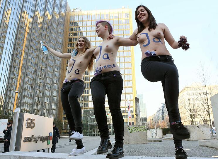 Diese drei Aktivistinnen vor dem Axel-Springer-Verlagshaus in Berlin sagen ganz klar "Ja" zur Verlängerung des Hilfspakets für Griechenland.