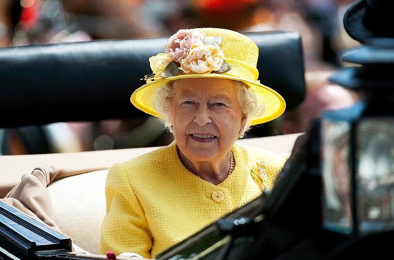 Der Hut-Schmuck von Queen Elizabeth II. kommt aus Deutschland.