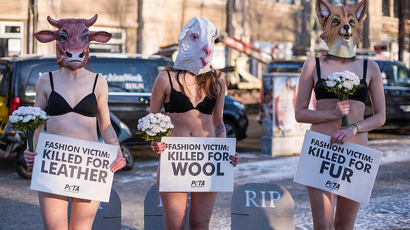 Ziel der Tierschutzaktion des letzten Jahres war es, Modeeinkäufer auf das Tierleid, das hinter Lederjacken, Wollcardigans und Pelzmänteln steckt, aufmerksam zu machen.