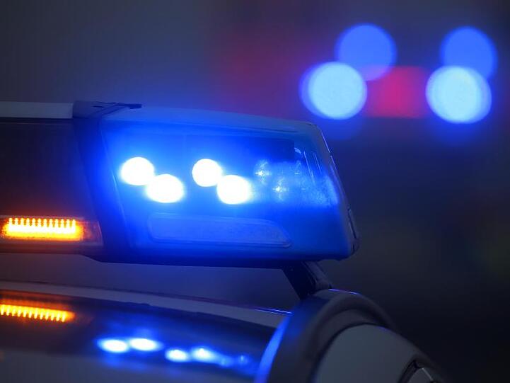 Ein Polizeiauto mit eingeschaltetem Blaulicht steht an einer Unfallstelle. Foto: Karl-Josef Hildenbrand/dpa