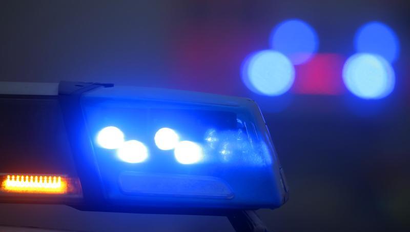 Ein Polizeiauto mit eingeschaltetem Blaulicht steht an einer Unfallstelle. Foto: Karl-Josef Hildenbrand/dpa Ein Polizeiauto mit eingeschaltetem Blaulicht steht an einer Unfallstelle. Foto: Karl-Josef Hildenbrand/dpa