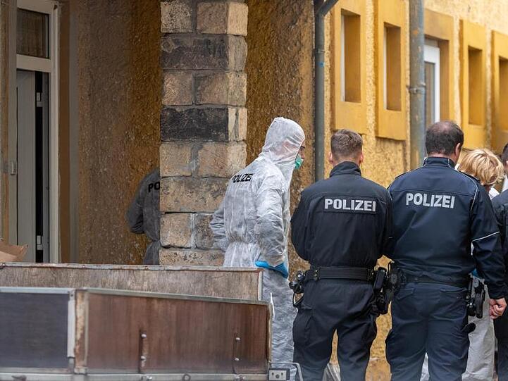 Die Ermittlungen zu dem Familiendrama stehen noch am Anfang.