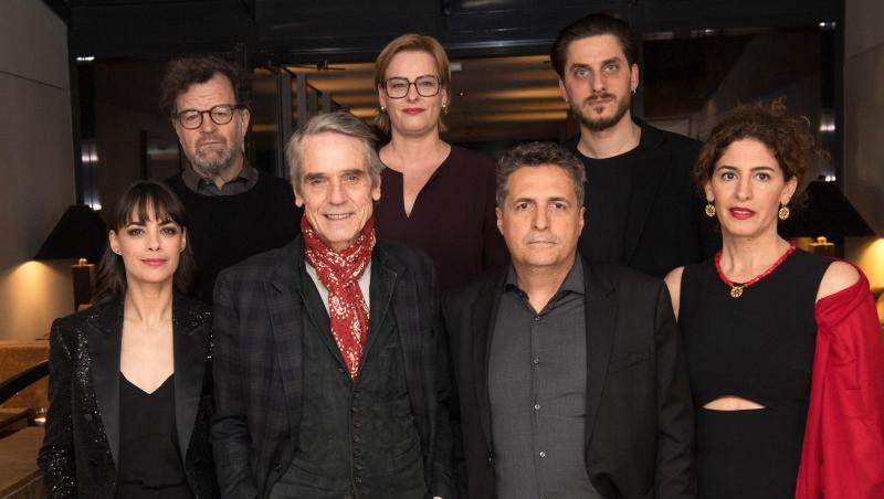 Die Internationale Jury der Berlinale: Bérénice Bejo (l-r), Kenneth Lonergan, Jeremy Irons, Bettina Brokemper, Kleber Mendonca Filho, Luca Marinelli und Annemarie Jacir. Die Internationale Jury der Berlinale: Bérénice Bejo (l-r), Kenneth Lonergan, Jeremy Irons, Bettina Brokemper, Kleber Mendonca Filho, Luca Marinelli und Annemarie Jacir.