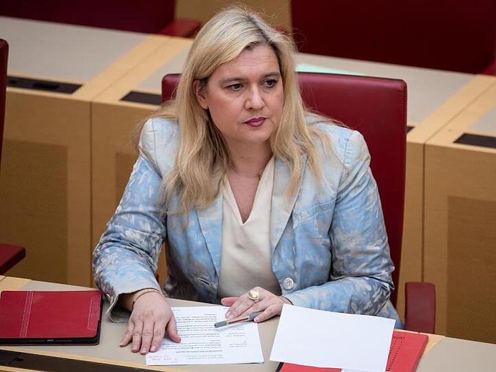 Melanie Huml (CSU), Gesundheitsministerin von Bayern, sitzt im Landtag. Foto: Sven Hoppe/dpa/Archivbild