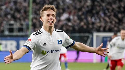Hamburgs Anssi Suhonen feiert seinen Treffer zum 4:1-Sieg über Jahn Regensburg.