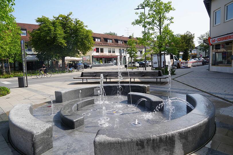 An einem begeh- und beplantschbaren Brunnen können sich die Truderinger jetzt erfreuen. Auch viele Bäume sind neu. An einem begeh- und beplantschbaren Brunnen können sich die Truderinger jetzt erfreuen. Auch viele Bäume sind neu.