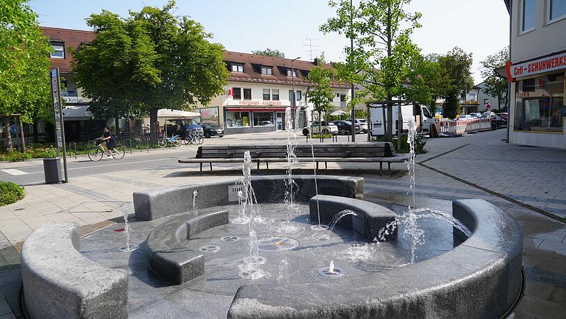 An einem begeh- und beplantschbaren Brunnen können sich die Truderinger jetzt erfreuen. Auch viele Bäume sind neu. An einem begeh- und beplantschbaren Brunnen können sich die Truderinger jetzt erfreuen. Auch viele Bäume sind neu.