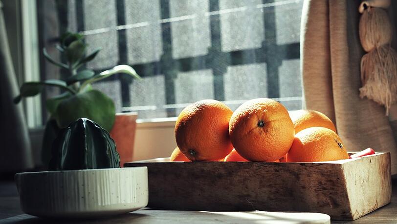 Eine Orange unter der Dusche essen? Das steckt hinter dem ungewöhnlichen Trend.