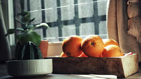 Eine Orange unter der Dusche essen? Das steckt hinter dem ungewöhnlichen Trend.