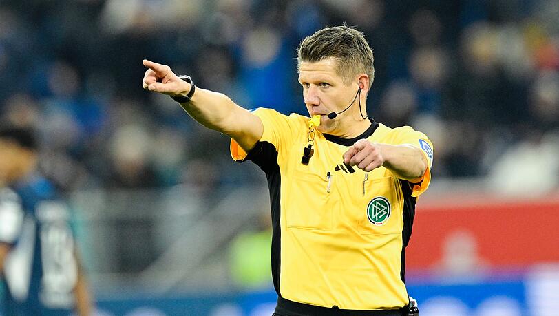 Patrick Ittrich leitet das Spiel in M&uuml;nchen. Unter besonderem Druck? (Archivbild)