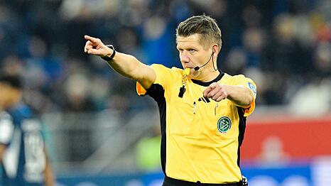 Patrick Ittrich leitet das Spiel in M&uuml;nchen. Unter besonderem Druck? (Archivbild)