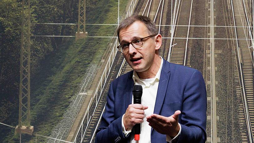 Der Chef der DB InfraGo, Philipp Nagl, hofft auf mehr Pünktlichkeit nach der Sanierung besonders heikler Strecken ab 2029. (Archivbild) Der Chef der DB InfraGo, Philipp Nagl, hofft auf mehr Pünktlichkeit nach der Sanierung besonders heikler Strecken ab 2029. (Archivbild)