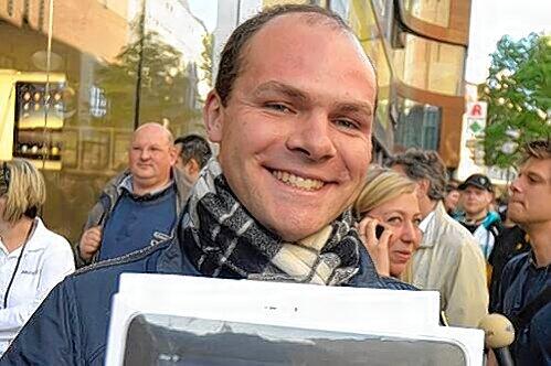 21 Stunden Warterei haben ein Ende: Helge Gleiss vor dem Apple-Store.