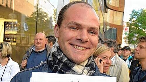 21 Stunden Warterei haben ein Ende: Helge Gleiss vor dem Apple-Store. 21 Stunden Warterei haben ein Ende: Helge Gleiss vor dem Apple-Store.
