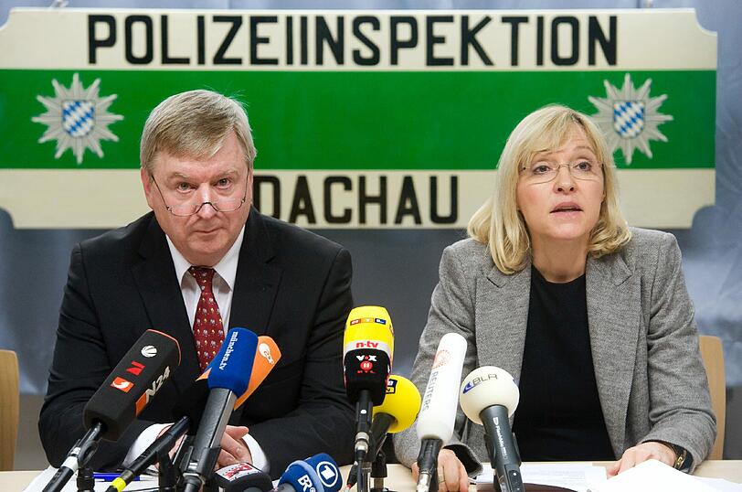 Betroffenheit bei Justizministerin Beate Merk und dem Münchner Generalstaatsanwalt Christoph Strötz auf der Pressekonferenz am Mittwochabend in Dachau: Der Mörder des erschossenen Staatsanwalts war im Gericht nicht auf Waffen kontrolliert worden. So hatte er eine illegale Waffe mit in den Gerichtssaal schmuggeln können.