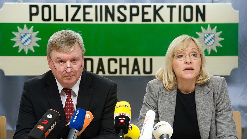 Betroffenheit bei Justizministerin Beate Merk und dem Münchner Generalstaatsanwalt Christoph Strötz auf der Pressekonferenz am Mittwochabend in Dachau: Der Mörder des erschossenen Staatsanwalts war im Gericht nicht auf Waffen kontrolliert worden. So hatte er eine illegale Waffe mit in den Gerichtssaal schmuggeln können.