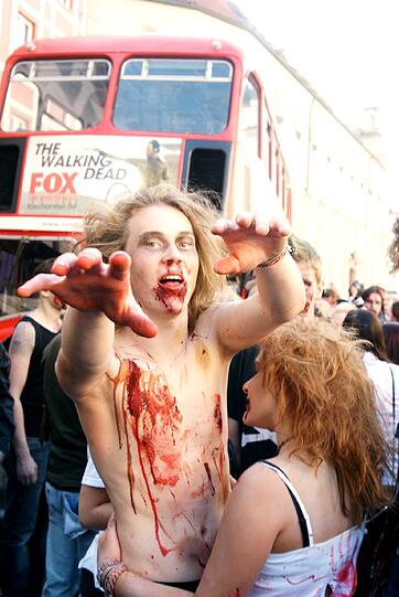 Die neue Staffel von "The Walking Dead" startet demnächst wieder bei FOX. Fans dieser Thriller- Reihe aus aller Welt feiern das auf sehr spekakuläre Art und Weise: Mit einem Zombiewalk. Übel zugerichtet und mit Kunstblut übersät erschrecken gut 700 Fans die Münchner am Karlsplatz Stachus. Die schrägsten Bilder.