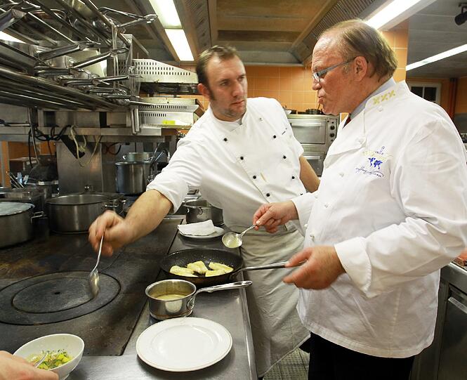 Was meinen Sie, Chef? Großmeister Heinz Winkler mit seinem Sous-Chef Thomas Gerber (l.) beim Probieren.