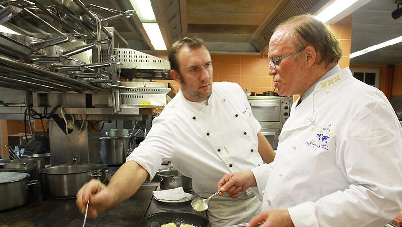 Was meinen Sie, Chef? Großmeister Heinz Winkler mit seinem Sous-Chef Thomas Gerber (l.) beim Probieren. Was meinen Sie, Chef? Großmeister Heinz Winkler mit seinem Sous-Chef Thomas Gerber (l.) beim Probieren.