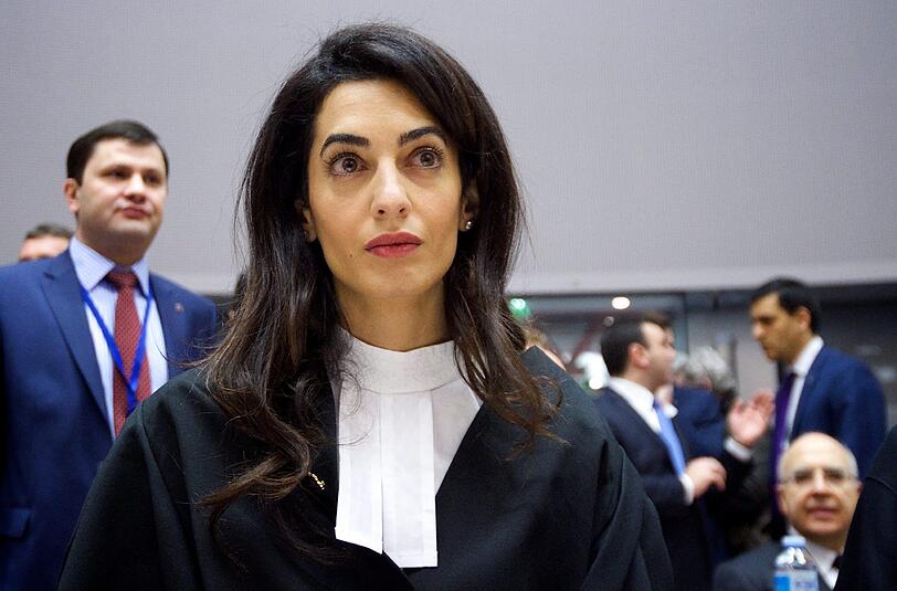 Amal Clooney setzt sich für die unter Korruptionsverdacht stehende philippinische Ex-Präsidentin Gloria Arroyo ein. Mehr Bilder der schönen Menschenrechtsanwältin zum Durchklicken.