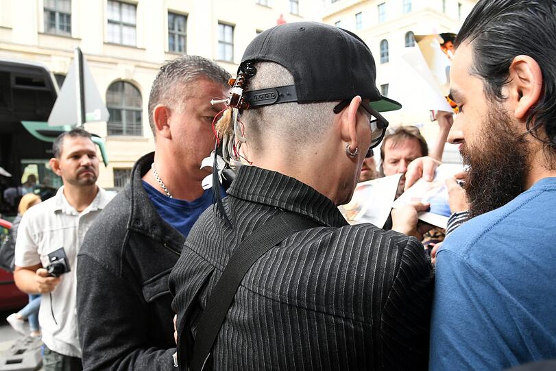 Johnny Depp wirkt ausgemergelt und blass, als er in Berlin ankommt.
