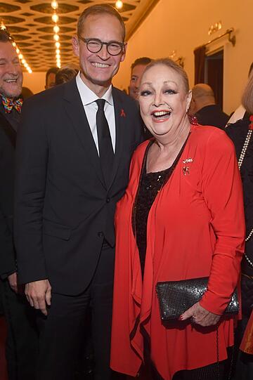 Berlins regierender Bürgermeister Michael Müller (SPD) mit Schauspielerin Barbara Schöne