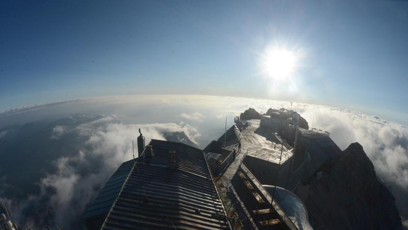 Das Münchner Haus, eine Alpenvereinshütte, ist auf der Zugspitze kurz nach Sonnenaufgang vom Turm der Wetterstation aus zu sehen. Foto: picture alliance / dpa / Archivbild Das Münchner Haus, eine Alpenvereinshütte, ist auf der Zugspitze kurz nach Sonnenaufgang vom Turm der Wetterstation aus zu sehen. Foto: picture alliance / dpa / Archivbild