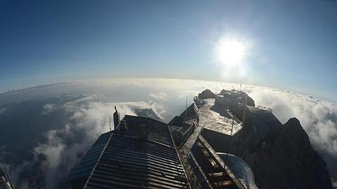 Das Münchner Haus, eine Alpenvereinshütte, ist auf der Zugspitze kurz nach Sonnenaufgang vom Turm der Wetterstation aus zu sehen. Foto: picture alliance / dpa / Archivbild