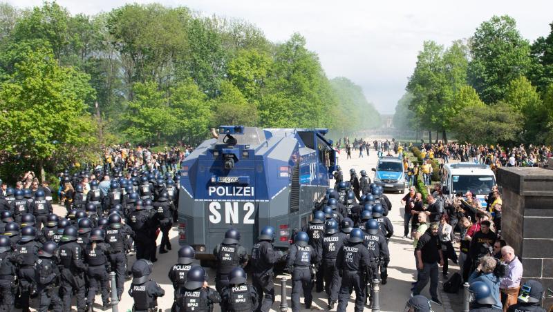 Die Polizei ging mit Wasserwerfern gegen Dresdner Fans vor.