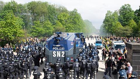 Die Polizei ging mit Wasserwerfern gegen Dresdner Fans vor.