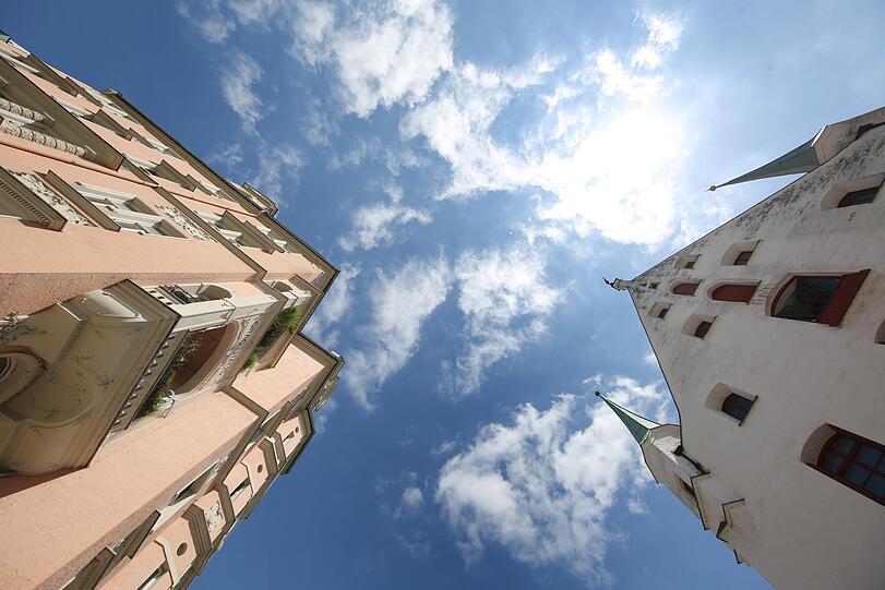 Oraghaus und ehemaliges Zeughaus, jetzt Stadtmuseum, drücken dem St. Jakobs-Platz ihren Stempel auf.