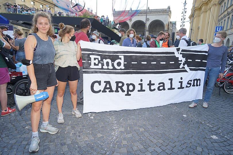 Ronja Weil (l.), Sprecherin von "Ende Gelände", findet den Polizeieinsatz überzogen. Am Odeonsplatz blockiert sie den Mercedes-Stand.