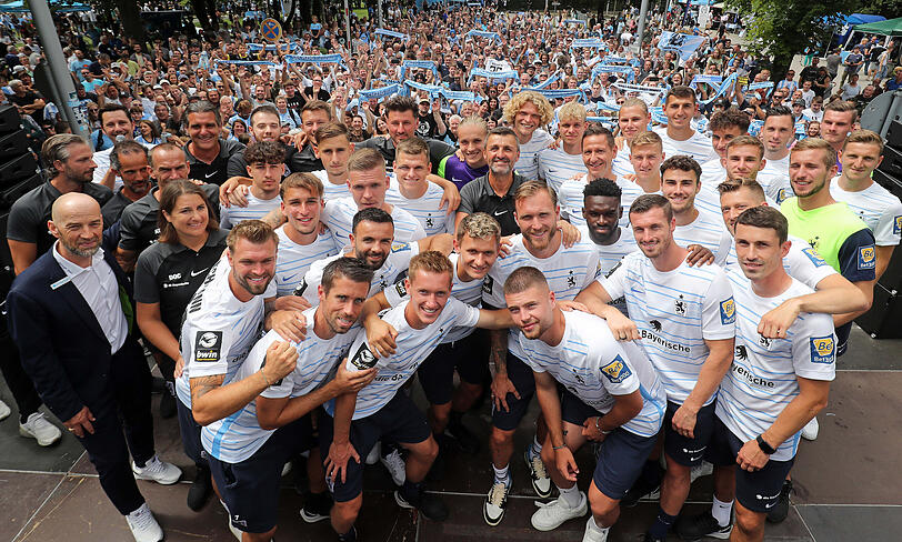 Alle drauf? Die 1860-Spieler mit ihren Fans.